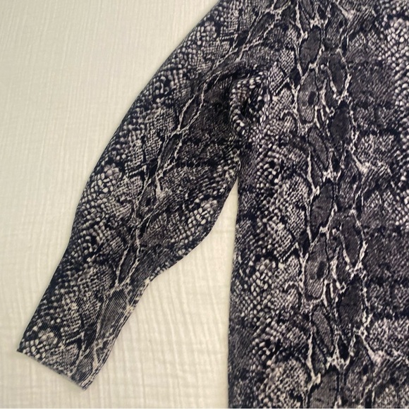 Talbots Black Gray Snake Print Long Sleeve Merino Wool Sweater Shirt LargePetite - Picture 13 of 16